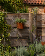 Roestkleurige hangende plantenpot