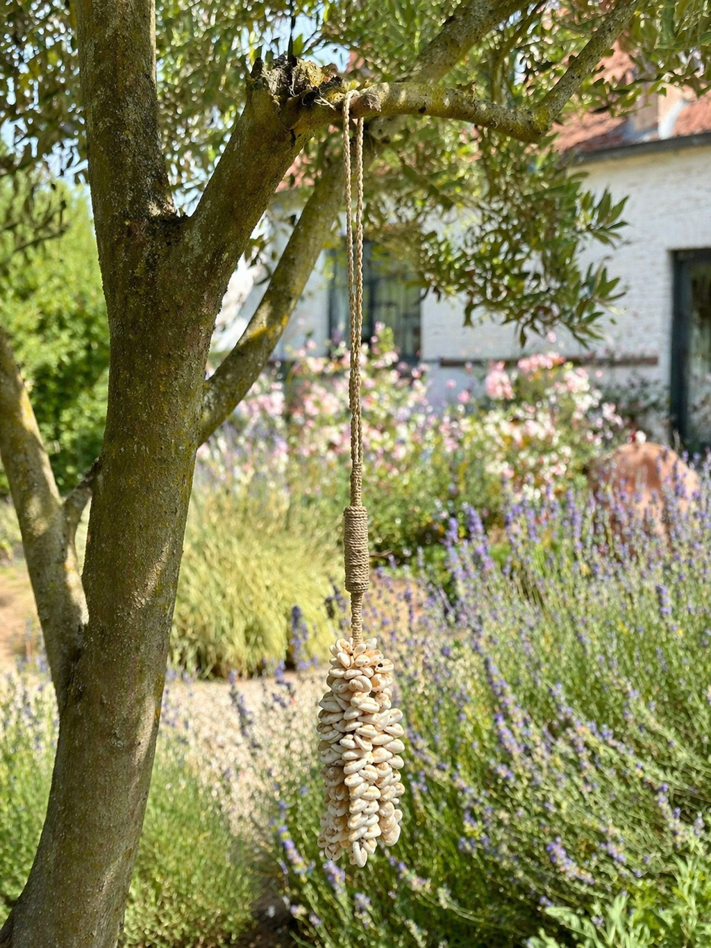Cowrie schelpen hanger met jute touw
